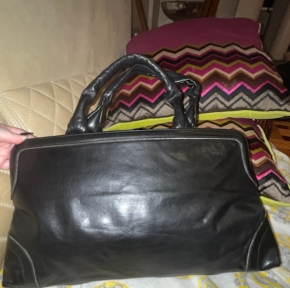 Gorgeous CHANEL handbag w/ large CC logo. Black shiny leather monili metal trim - Picture 16 of 16